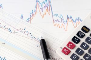 株式チャートのグラフと電卓の画像